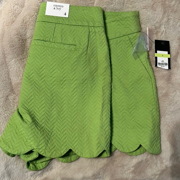 NWT Crown and Ivy scallop shorts. Size Four (4) - Picture 1 of 2
